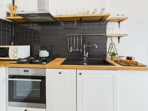 Een koelkast, een microgolfoven, een oven, een kookplaat