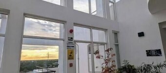 Urban 3BR Apt• Hi-Speed Wi-Fi• Roof Top Pool & Gym