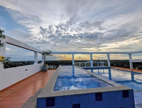 Urban 3BR Apt• Hi-Speed Wi-Fi• Roof Top Pool & Gym