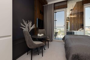 Een strijkplank/strijkijzer, reisbedje, wifi, beddengoed