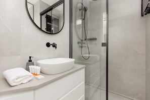 Dusche, Haartrockner, Handtücher, Shampoo