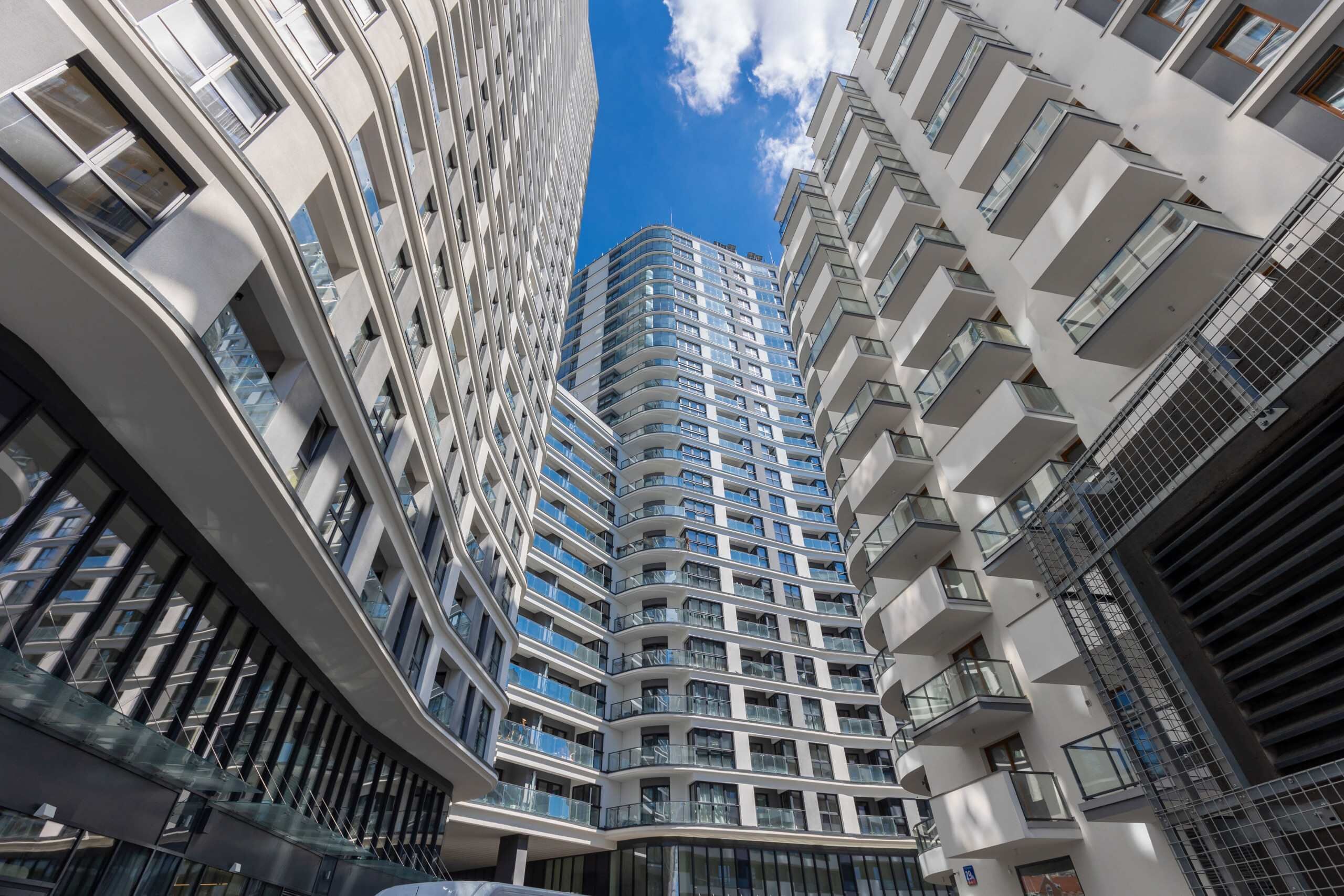 Un edificio alto con múltiples balcones y ventanas amplias.