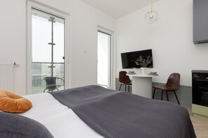 Tabla de planchar con plancha, wifi y ropa de cama 