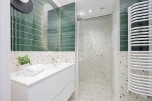 Shower, hair dryer, towels