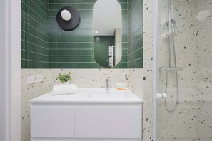 Shower, hair dryer, towels, shampoo