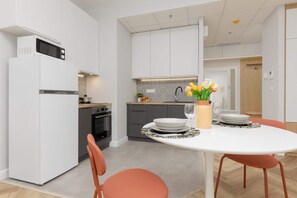 Frigorifero, microonde, forno, piano cottura