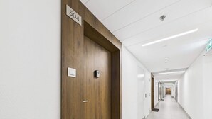 Un pasillo con una puerta de madera que tiene la etiqueta '504' y una pared blanca.