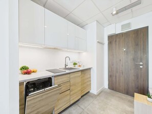 Refrigerador, microondas, placa de cocina, lavavajillas