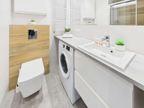 Shower, hair dryer, towels, shampoo - Modern Studio | Air Conditioning, Balcony, Parking (Warszawa)