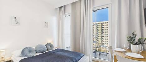 Een strijkplank/strijkijzer, wifi, beddengoed