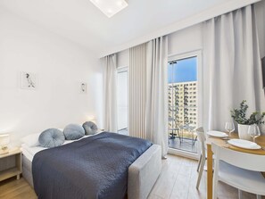 Iron/ironing board, WiFi, bed sheets