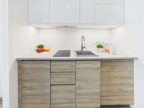Réfrigérateur, micro-ondes, plaque de cuisson, lave-vaisselle