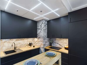 Réfrigérateur, un four, surface de cuisson, lave-vaisselle
