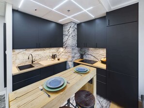 Fridge, oven, stovetop, dishwasher