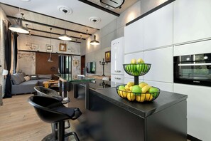 雪櫃、微波爐、焗爐、爐具