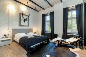 2 室のベッドルーム、デスク、アイロン / アイロン台、旅行用ベビーベッド