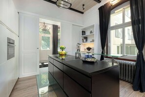 雪櫃、微波爐、焗爐、爐具