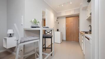 Kühlschrank, Mikrowelle, Herdplatte, Geschirrspüler