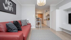Ein modernes Wohnzimmer mit einem roten Sofa, einem grauen Teppich und einem Schild an der Wand mit der Aufschrift 'NO WIFI'.