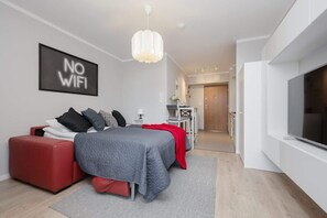 Tabla de planchar con plancha, wifi y ropa de cama