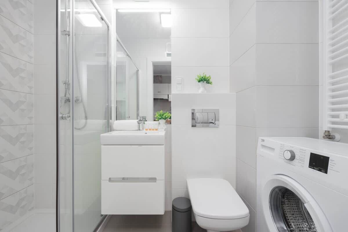Shower, hair dryer, shampoo
