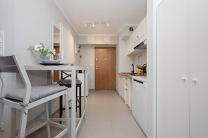 Køleskab, mikrobølgeovn, kogeplade, opvaskemaskine