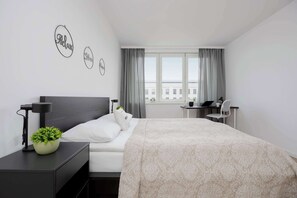 1 Schlafzimmer, Schreibtisch, Bügeleisen/Bügelbrett, Reisekinderbett