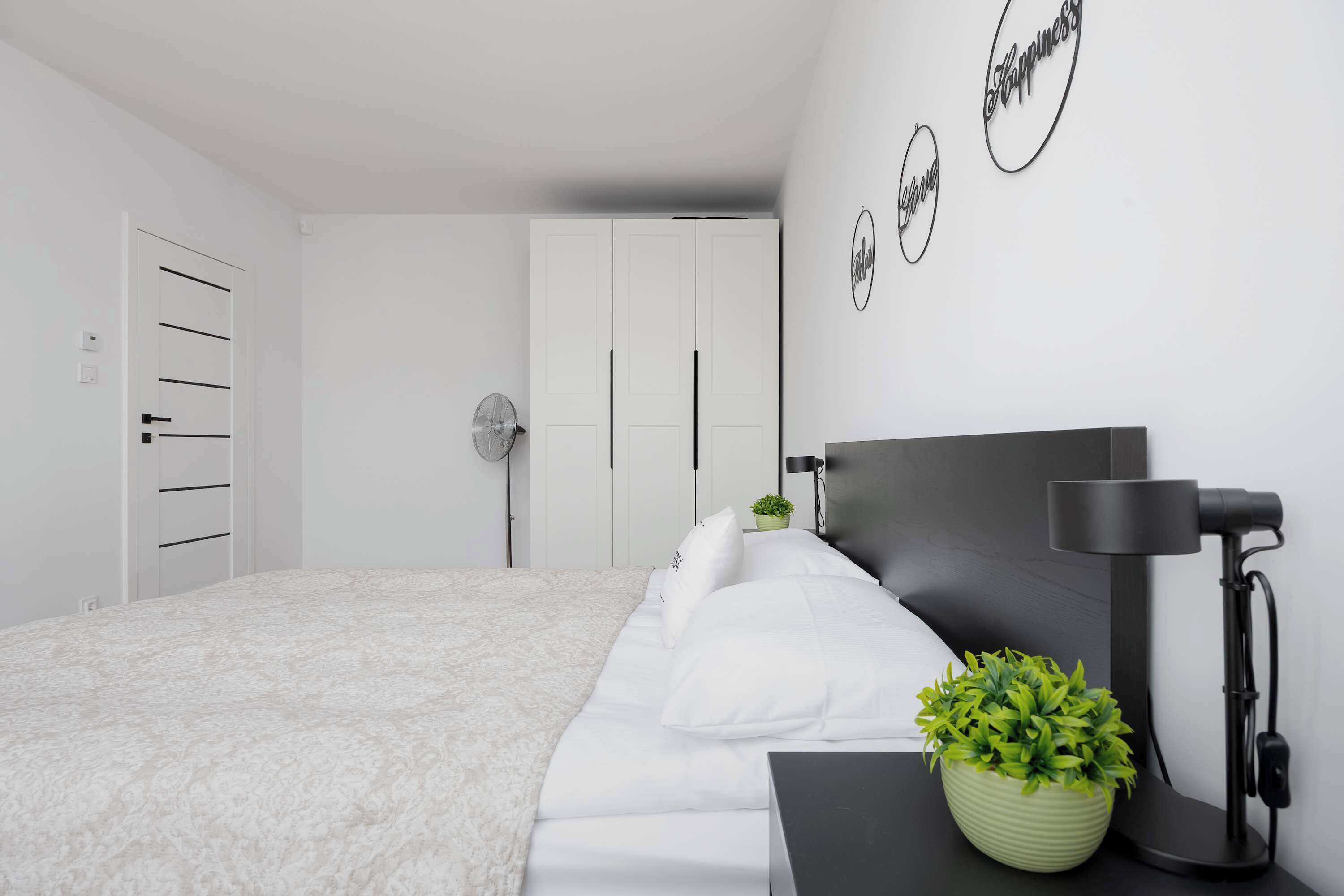 1 dormitori, escriptori i planxa i posts de planxar 