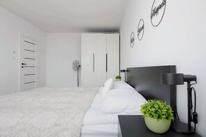 1 chambre, bureau, fer et planche à repasser, lit parapluie