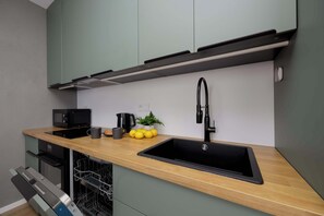 Réfrigérateur, four à micro-ondes, un four, surface de cuisson