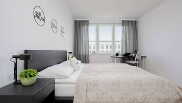 1 sovrum, skrivbord, strykjärn/strykbräda och resesäng