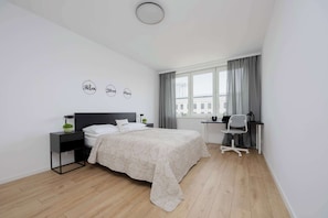 1 chambre, bureau, fer et planche à repasser, lit de bébé portatif