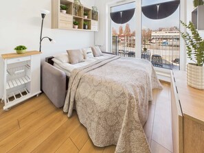 Een strijkplank/strijkijzer, reisbedje, wifi, beddengoed