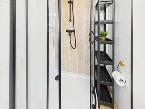 Dusche, Haartrockner, Handtücher, Shampoo