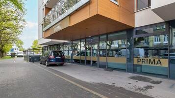 Un bâtiment moderne doté d’une façade en verre et d’une enseigne indiquant « PRIMA ».