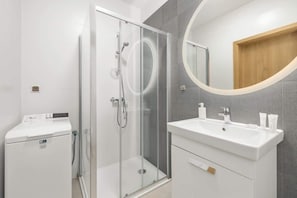 Douche, sĂšche-cheveux, serviettes fournies, shampoing
