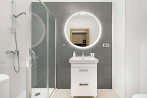 Dusche, Haartrockner, Handtücher, Shampoo