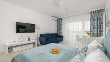 Tabla de planchar con plancha, cuna de viaje, wifi y ropa de cama