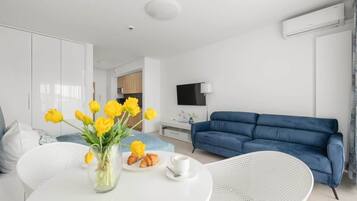 Una televisión, una oficina