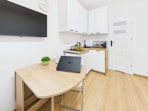 Kühlschrank, Mikrowelle, Herdplatte, Geschirrspüler