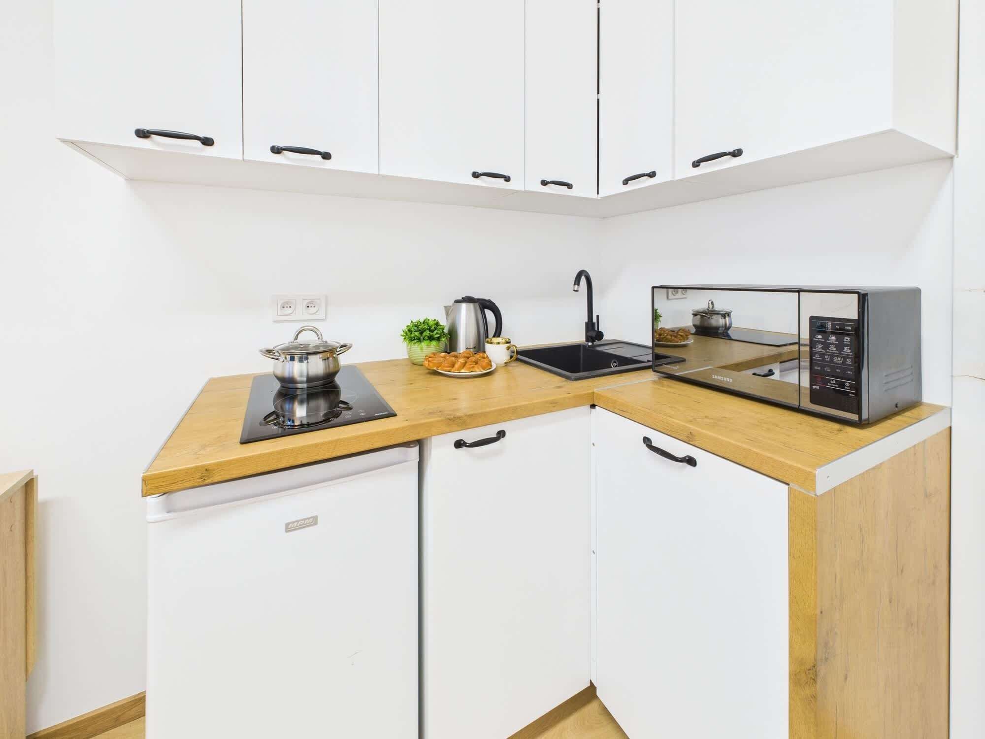 Frigorifero, microonde, piano cottura, lavastoviglie