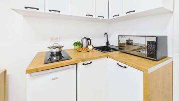 Fridge, microwave, stovetop, dishwasher