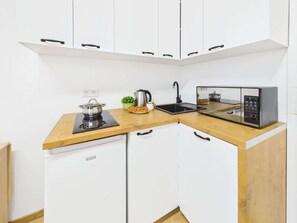 Refrigerador, microondas, placa de cocina, lavavajillas