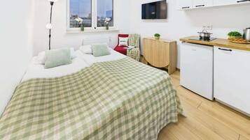 Silitysrauta/-lauta, vauvan matkasänky, Wi-Fi, vuodevaatteet