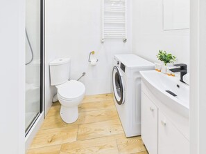 Douche, sèche-cheveux, serviettes fournies