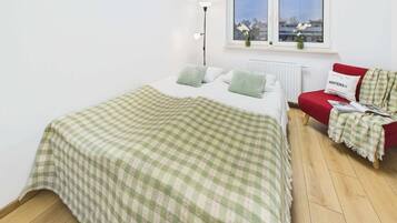 Tabla de planchar con plancha, cuna de viaje, wifi y ropa de cama