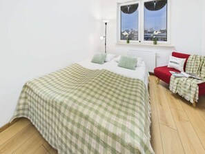 Tabla de planchar con plancha, cuna de viaje, wifi y ropa de cama 