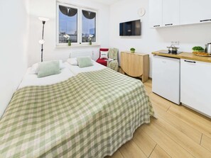 Iron/ironing board, travel crib, WiFi, bed sheets