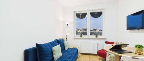 Una televisión, una oficina