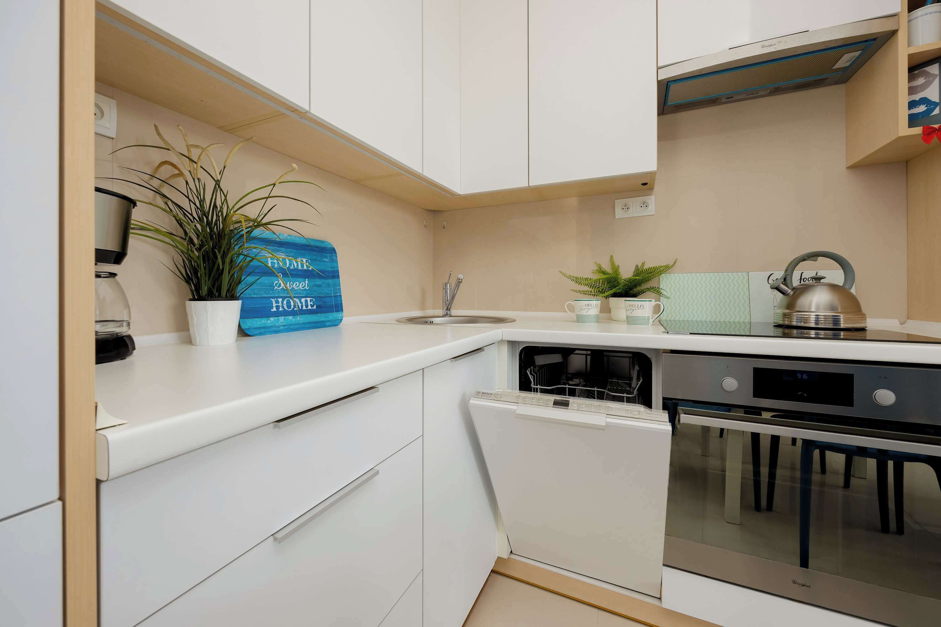 Frigorífico, horno, placa de cocina y lavavajillas